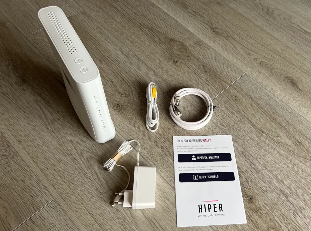 Hiper udstyr til internet via kabel-TV stikket, liggende på gulvet