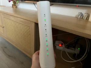 Trådløs router med lamper, der lyser korrekt